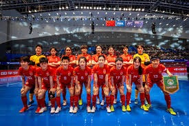 大谷翔平在 2023 年 WBC 对决捷克队后，主动与捷克球员合影，展现崇高运动风度